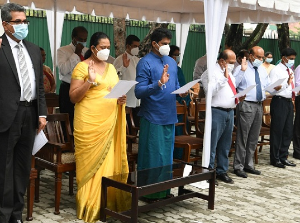 අපි ලබන වැටුප ඇතුළු සියලු වරප්‍රසාද ලබන්නේ අහිංසක ජනතාවගේ බදු මුදලෙන්