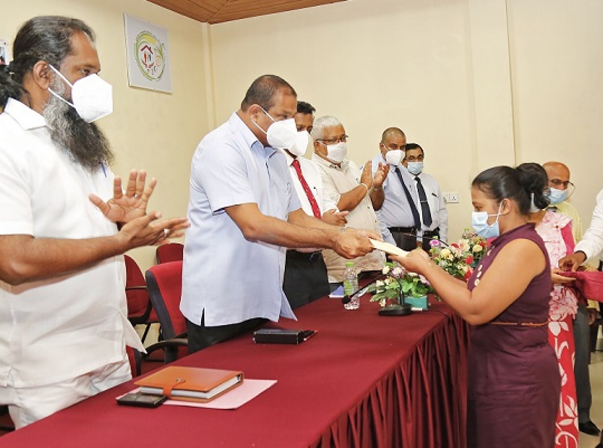 රට රැකියා කල ශ්රමිකයින්ට ස්වයං රැකියා දියුණුවට මුදල් ආධාර