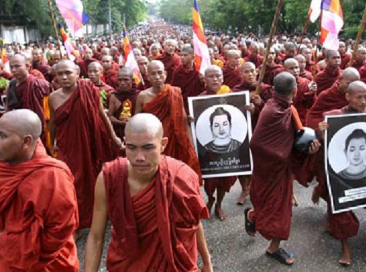 මියන්මාර් මහ සඟරුවන මෙන් ශ්රී ලංකා රජයද බුරුම හමුදා පාලනයට එරෙහිව පත්තනිකුජ්ජන කර්මය පැනවිය යුතුයි