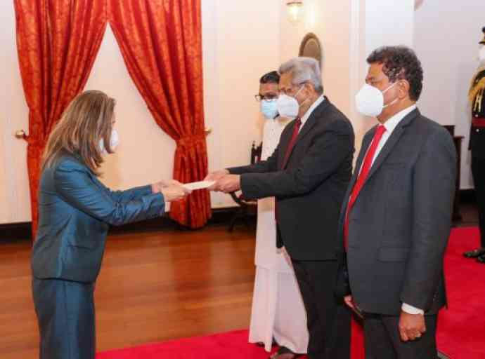 ශ්‍රී ලංකාවේ නව ඇමරිකානු තානාපතිවරිය සිය අක්තපත්‍ර පිළිගන්වයි