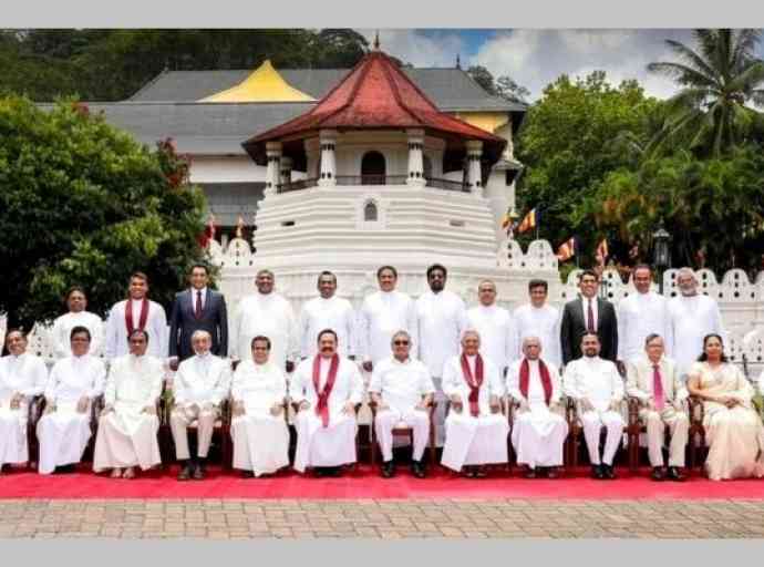 කැබිනට් මණ්ඩලයම තම ධූරවලින් ඉල්ලා අස්වෙයි