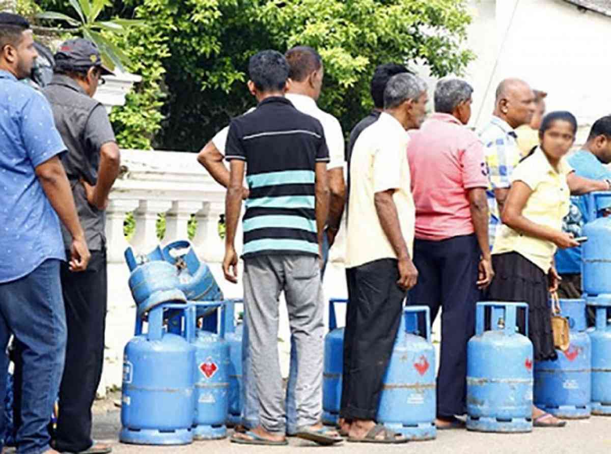 පෝලිම්වල ඉන්න අයට හිතන්න දෙයක්