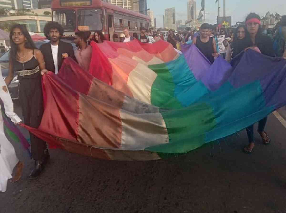 LGBTQ+ ප්‍රජාව භාවිතා කරන වර්ණවත් ප්‍රයිඩ් ධජයයන් ගැන ඔබ දන්නවාද?