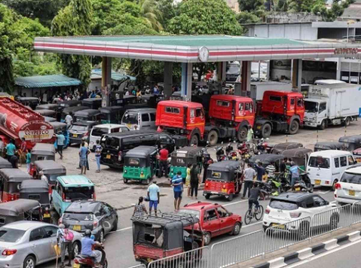ජීවිත ආරක්ෂාව පතා ඉන්ධන සැපයීමේ දී QR කේත ක්රමය පරීක්ෂා කිරීමේ කටයුතුවලින් සංවර්ධන නිලධාරින් ඉවත් වෙයි