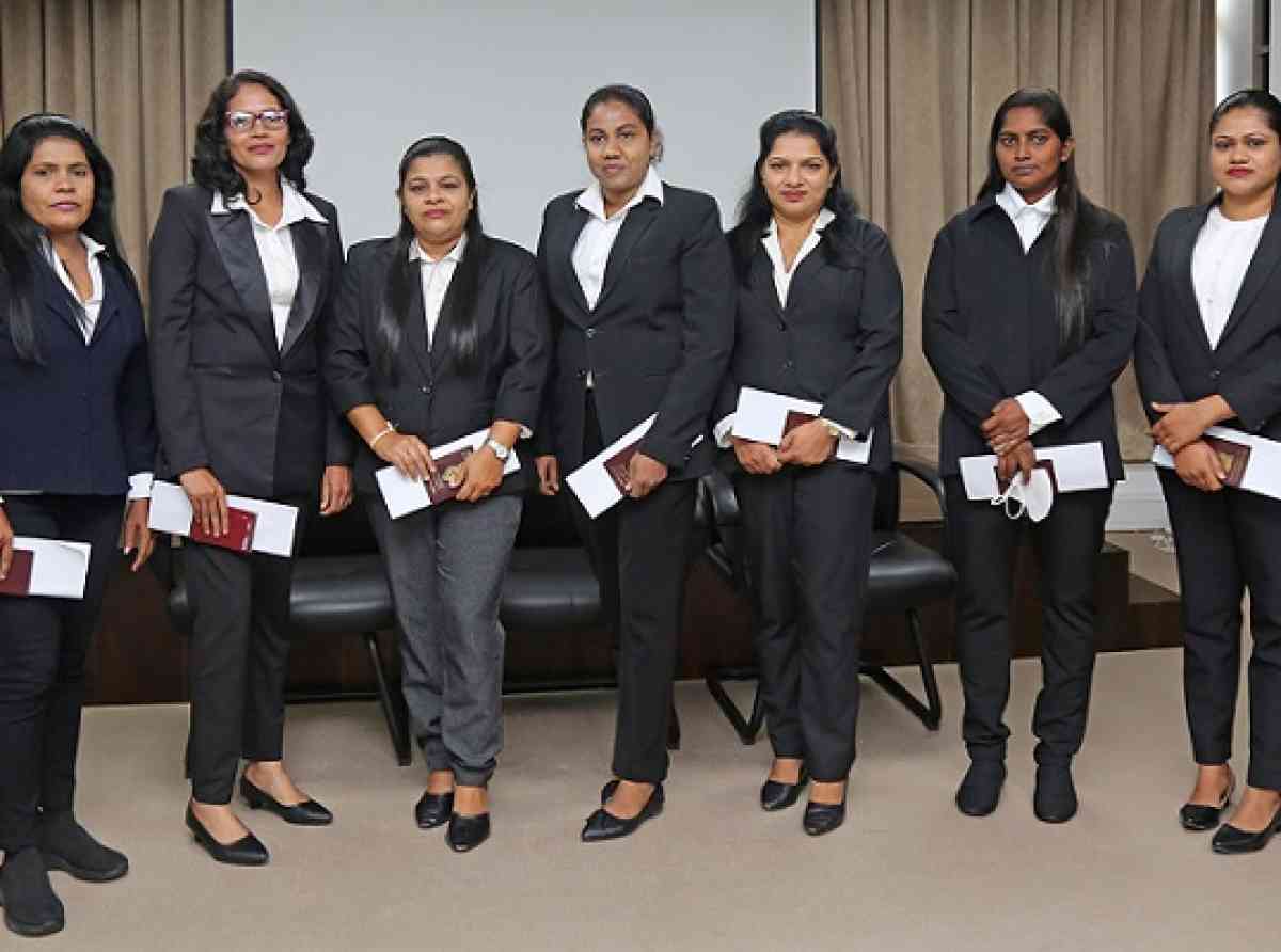 ඊශ්රායලයේ පිරිසකට අතින් ගුවන් ටිකට් පත් පිරි නැමේ