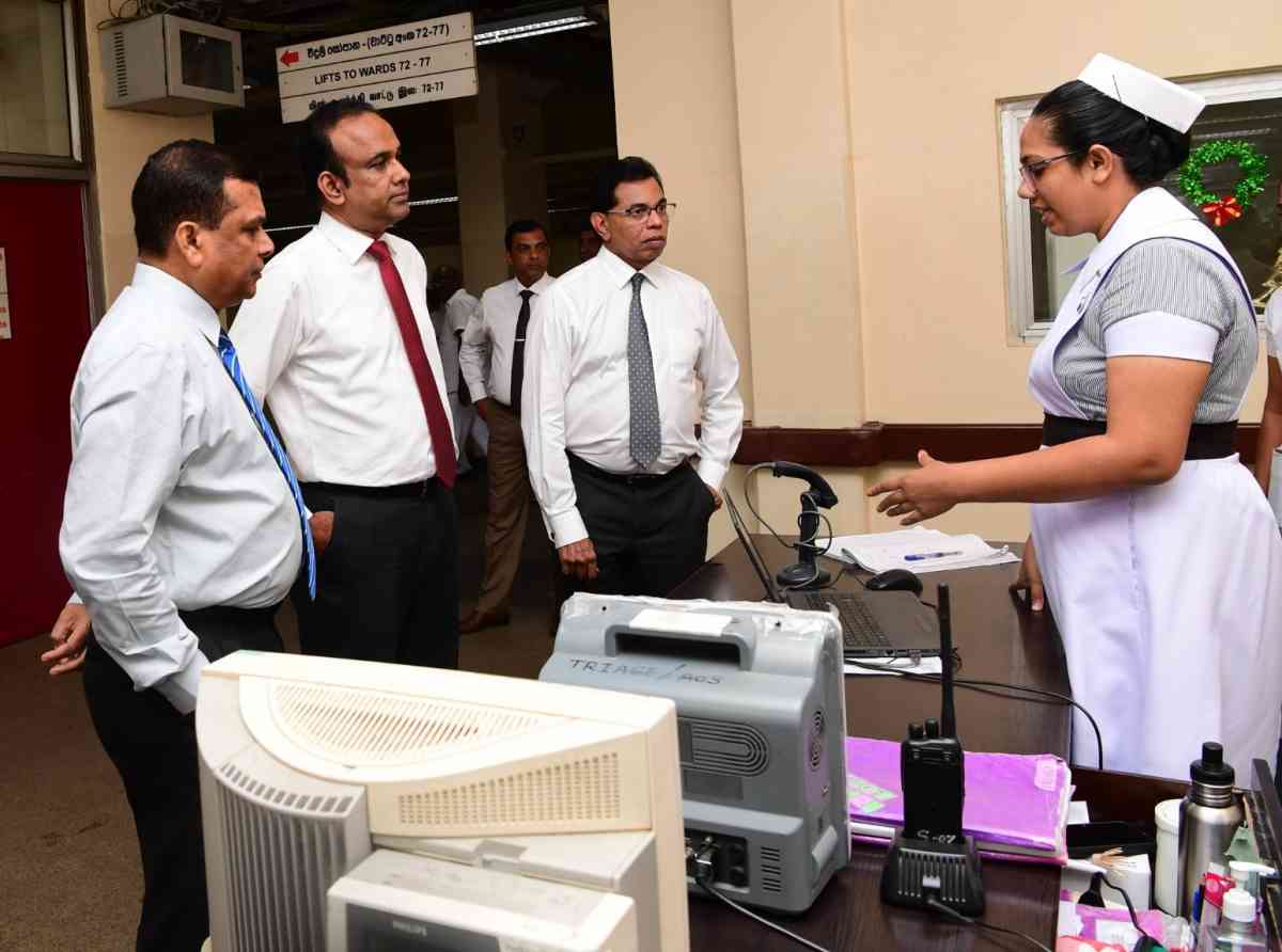 ජාතික රෝහලේ දී කාන්තාවක් මියයාම පිළිබද කරුණූ සොයා බැලීමට සෞඛ්ය අමාත්යවරයා ජාතික රෝහලේ නිරීක්ෂණයක