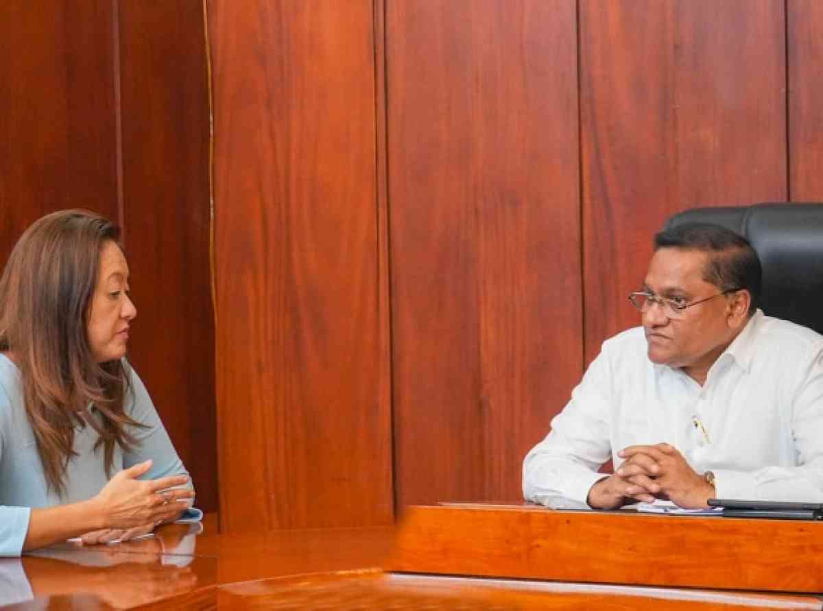 ඇමරිකාව පැන වූ තීරු බදු ගැන සාකච්ඡා කරන්න අමාත්‍ය විජිත හේරත් ජුලි ජන්ග් හමුවෙයි