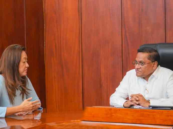 ඇමරිකාව පැන වූ තීරු බදු ගැන සාකච්ඡා කරන්න අමාත්‍ය විජිත හේරත් ජුලි ජන්ග් හමුවෙයි