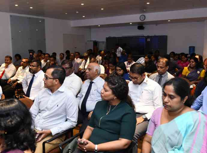 ඇමෙරිකානු තීරු බදු බලපෑමට මුහුණදීමට රජයේ නිලධාරීන් සහ අපනයන ක්ෂේත්‍ර නියෝජිතයන් අපනයන සංවර්ධන මණ්ඩලයේ දී (EDB) එක්වෙති