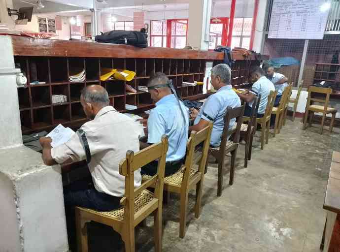 තැපැල්පතිට විරෝධය පා තැපැල් සේවකයෝ කළු පටි බඳිති