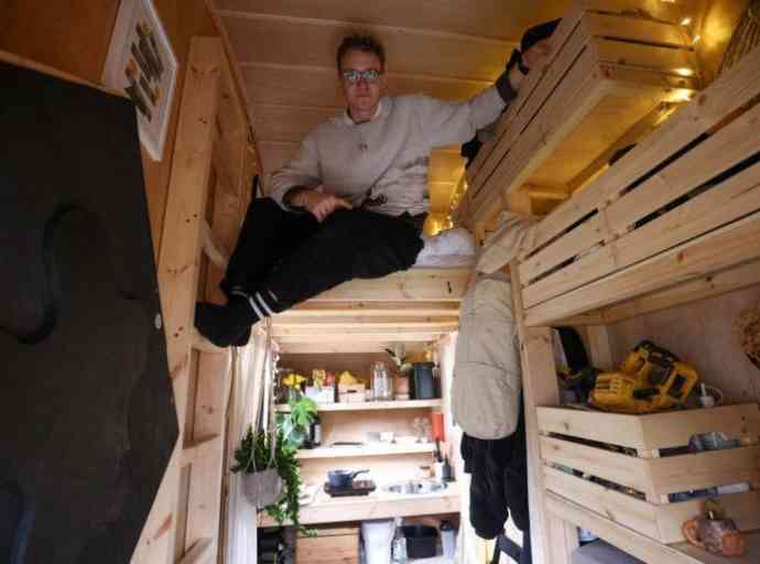 කුලී ගෙවාගන්න බැරුව කුණු බක්කියක ජීවත්වෙන සුද්දෙක්