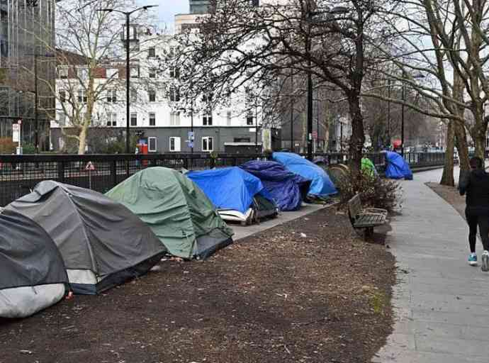 බ්‍රිතාන්‍යයේ මහ පාරේ නිදන  ශ්‍රී ලාංකික දේශපාලන අනාථයෝ 